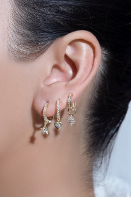گوشواره های مینی دل Dangle CZ Huggie به ظاهر شما یک لمس جذاب اضافه کنید