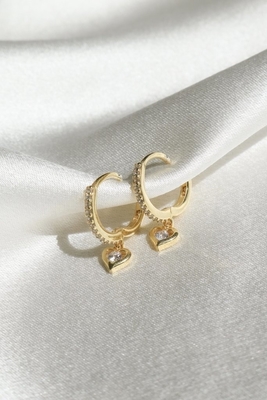 گوشواره های مینی دل Dangle CZ Huggie به ظاهر شما یک لمس جذاب اضافه کنید