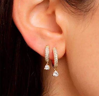 ارزش گذاری شخص ثالث گوشواره حلقه الماس در 925 نقره استرلینگ با زره طلایی و 50 جفت MOQ