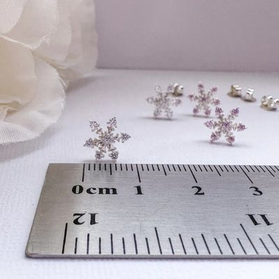 گوشواره‌های میخی دانه‌ی برف نقره استرلینگ 925 با روکش رودیوم و نگین CZ، 2 گرم