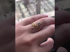 این طرح که از نقره استرلینگ 925 خالص ساخته شده است، درخشندگی استثنایی و سازگاری با پوست را ارائه می دهد.